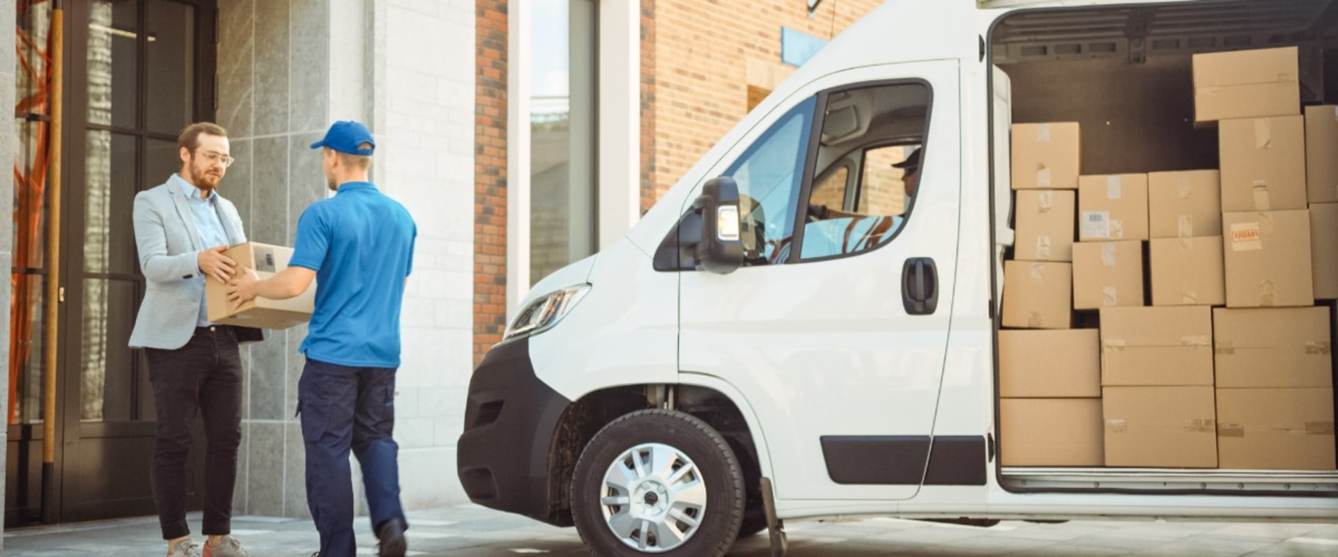 Choosing the Right Door-to-Door Shipping Company